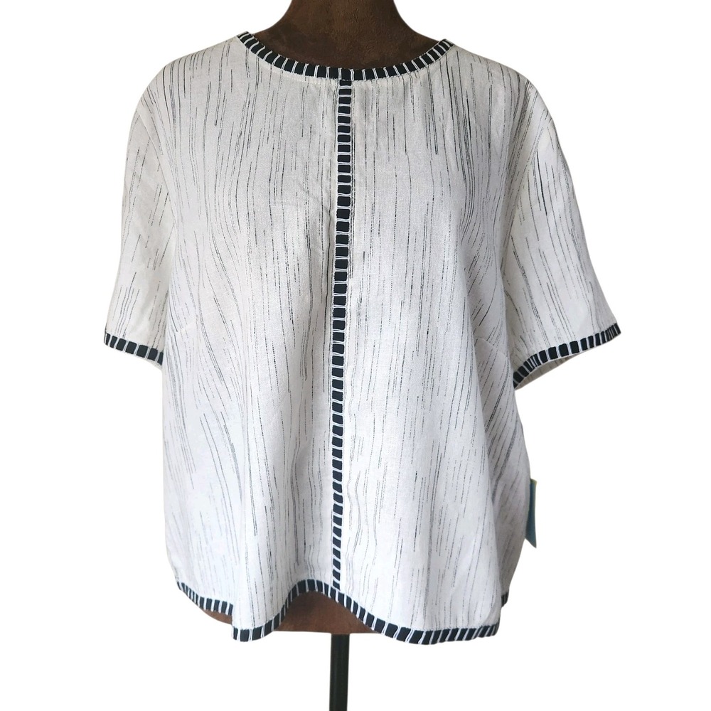 CeCe White Short Sleeve Crop Top with Navy Trim